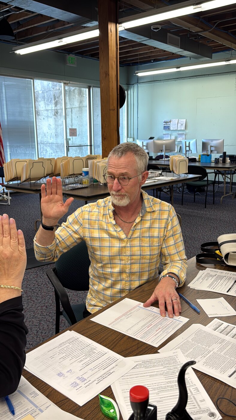 Richard Wahl taking the candidate oath at the San Mateo County Elections Office